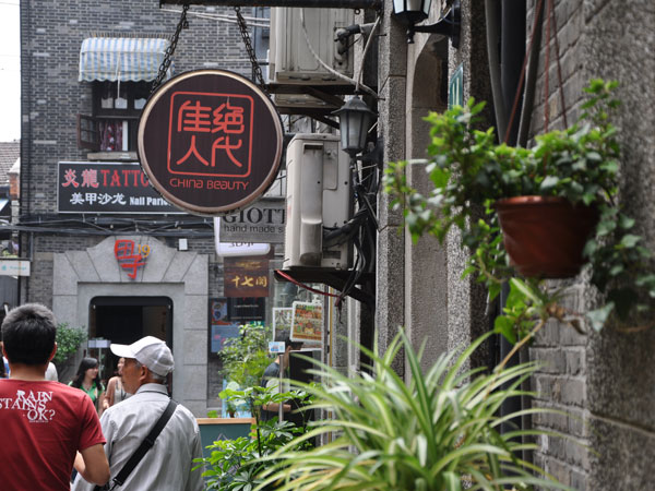 Strolling in Shanghai Lanes to Experience the Local Life