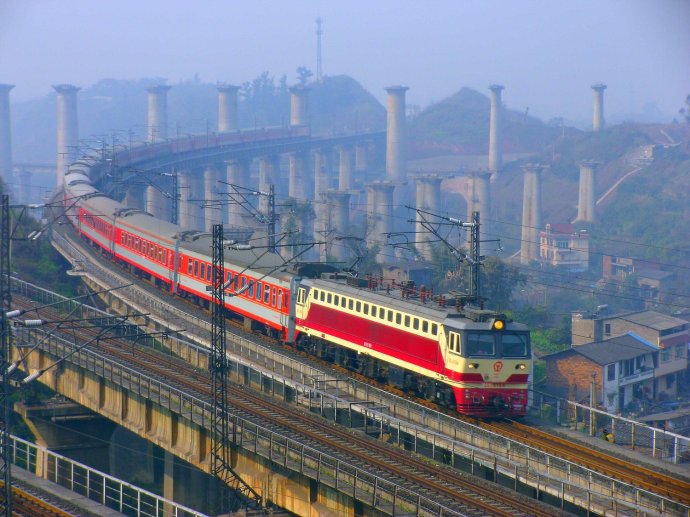 Train from Xian to Chongqing